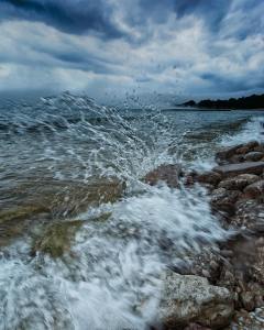 wave splashing on rocks Tyler Feld 07142018